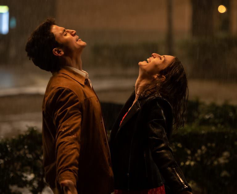 FUIMOS CANCIONES (L to R) ÁLEX GÓNZALEZ as LEO, MARÍA VALVERDE as MACA in FUIMOS CANCIONES. Cr. MARIA HERAS/NETFLIX © 2020