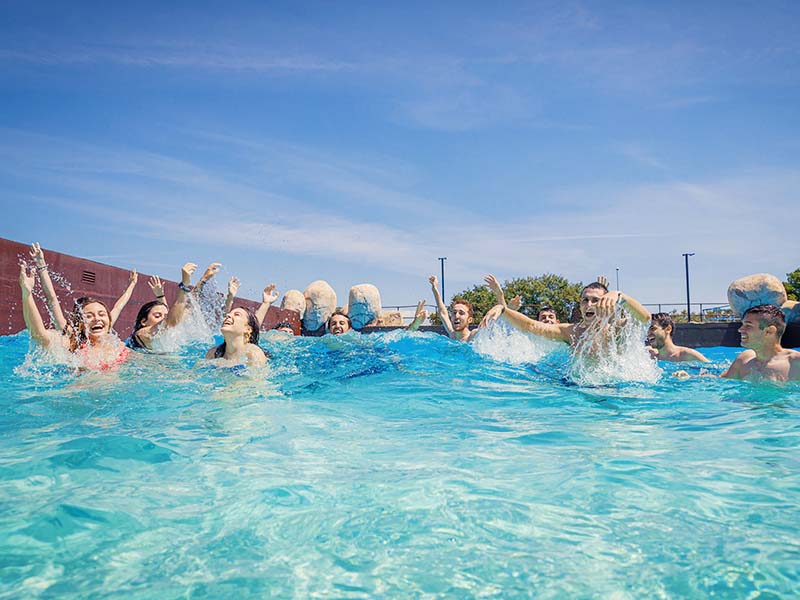 Piscina de olas Aquopolis
